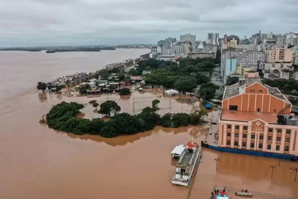  As autoridades preparam uma estratégia de ‘pós-guerra’ para ações efetivas de socorro às vítimas e reconstrução das centenas de cidades atingidas.