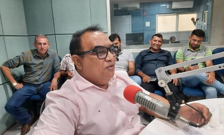 Por descaso em estrada, ônibus escolar atola e deixa alunos expostos ao sol em Monte Horebe 