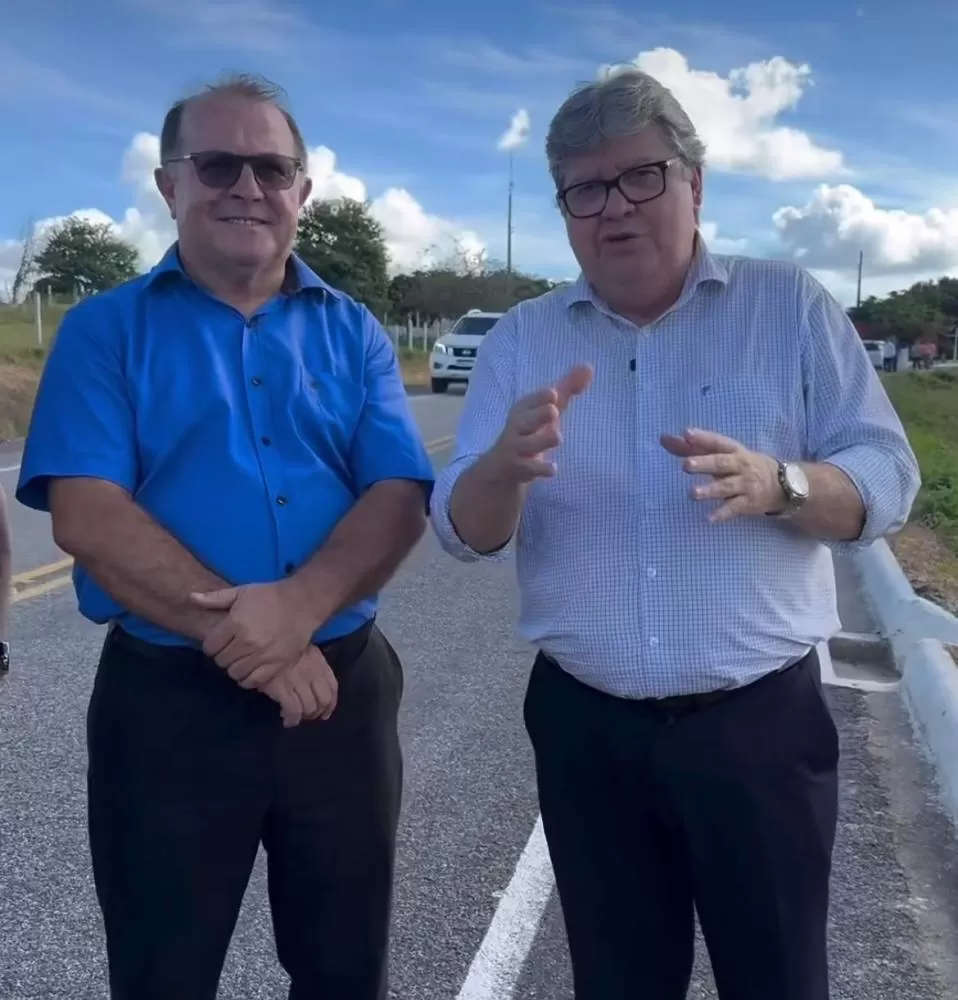 João Azevedo entrega rodovia ao lado do prefeito, Ceninha 