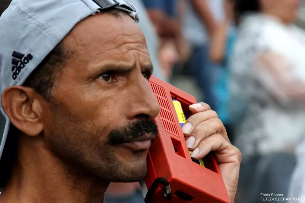 “A gente tá sem luz, só com rádio pra saber o que tá acontecendo”,  disse uma moradora