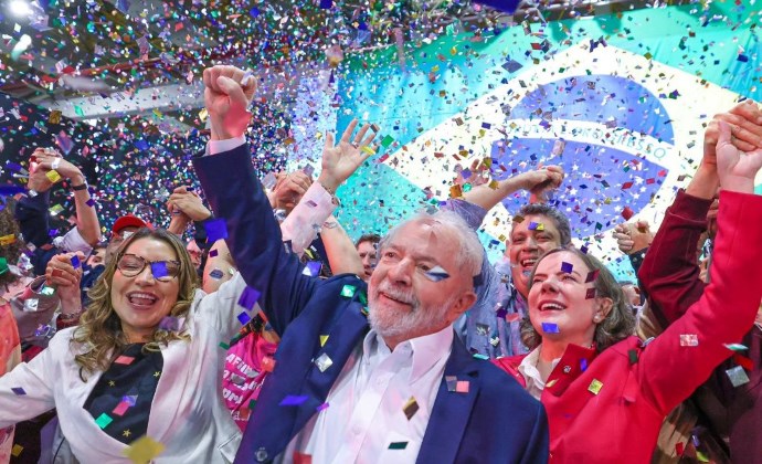 Lula lança pré-candidatura a presidente 
