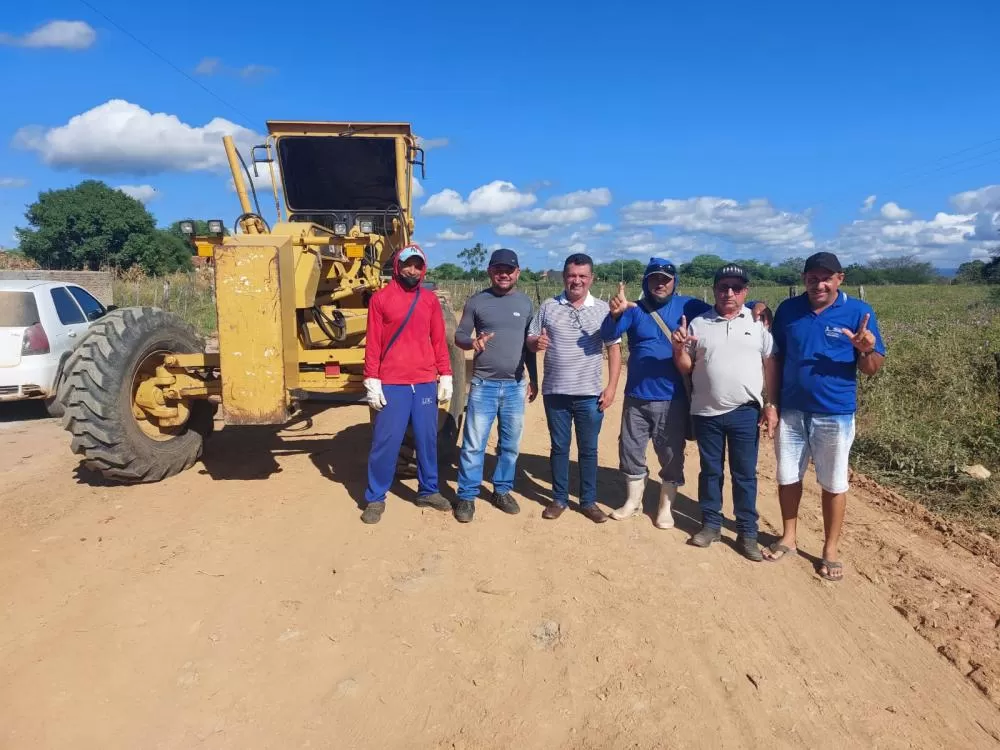 Prefeito Luiz Claudino na recuperação das estradas rurais.