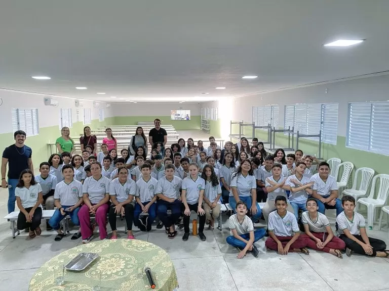 Alunos da escola Escola Municipal Antônio Lacerda Neto, juntamente com o Prefeito Bal Lins.