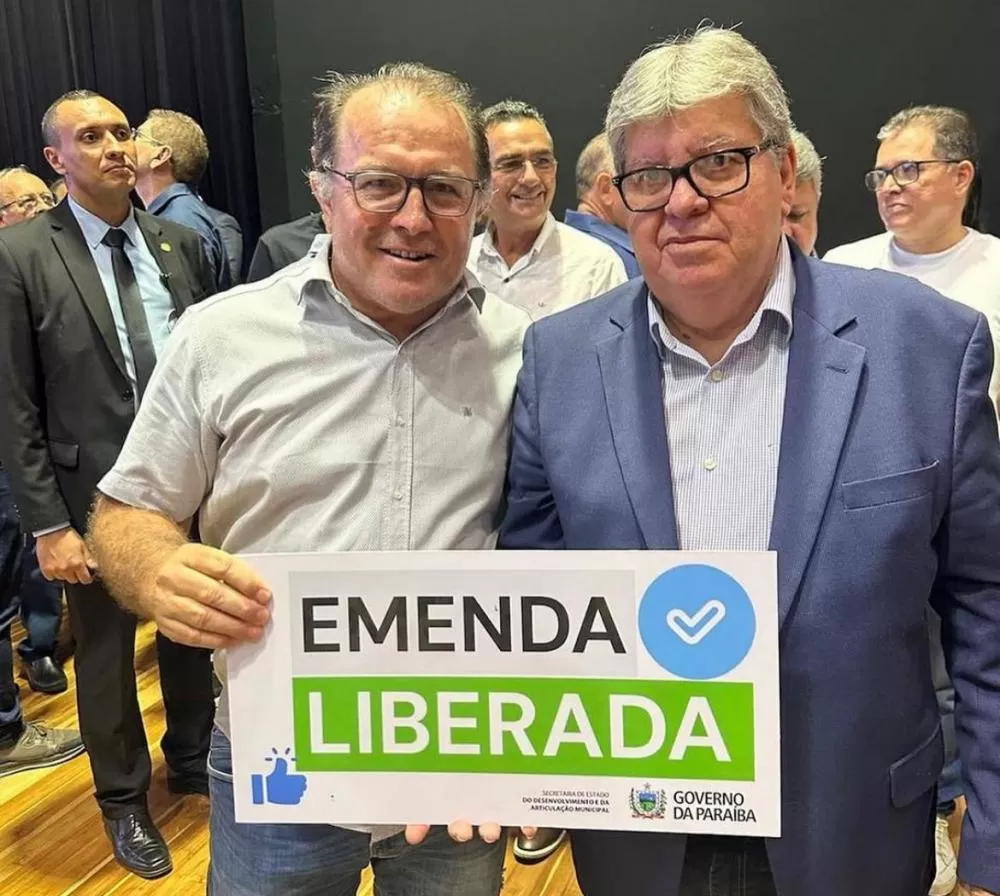 Prefeito Ceninha Lucena ao lado do Governador João Azevêdo na apresentação das emendas parlamentares 
