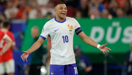 Mbappé comemora o gol da França sobre a Áustria na estreia da Euro 2024; zagueiro austríaco marcou contra Rico Brouwer/Soccrates/Getty Images