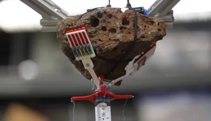 Pesquisadores desenvolvem robô “inseto” para explorar cavernas lunares