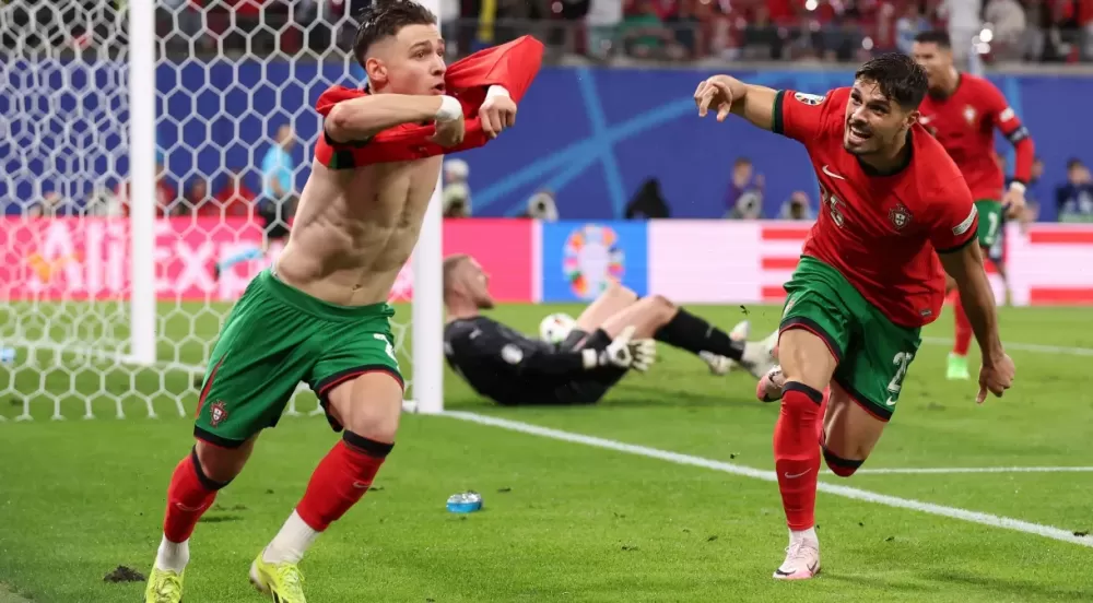 Francisco Conceição, de 21 anos, tira a camisa para comemorar o gol da vitória de Portugal nos acréscimos Alex Livesey/Getty Images