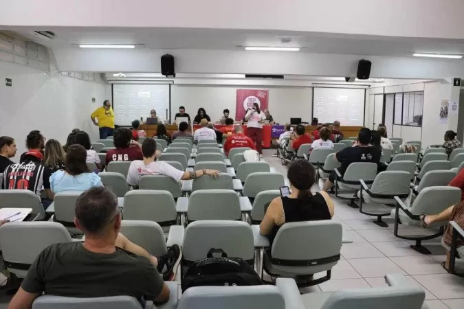 Após realizarem assembleias, professores federais anunciam fim da greve