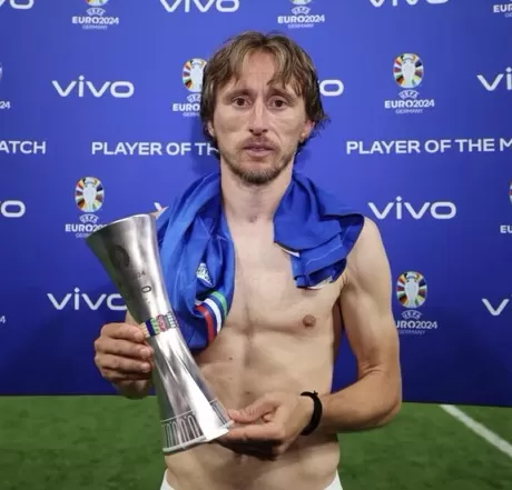 Luka Modric é eleito o melhor jogador da partida, no jogo Croácia x Itália.