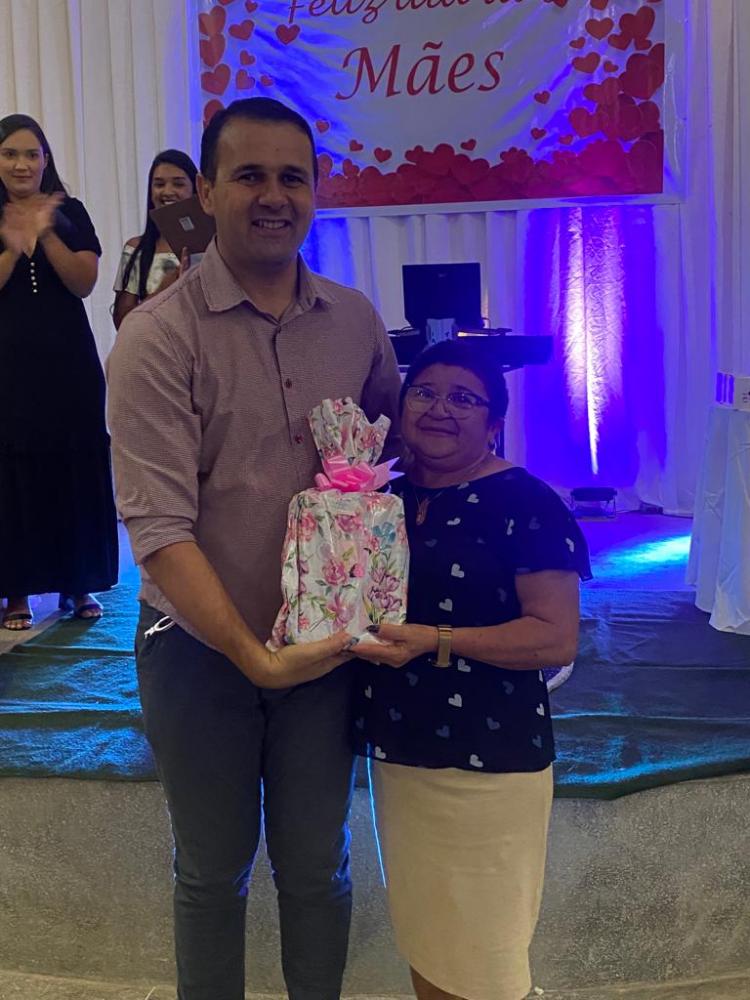 Prefeito Aldo Andrade ao lado das mães de Bernardino Batista (Foto: Divulgação)