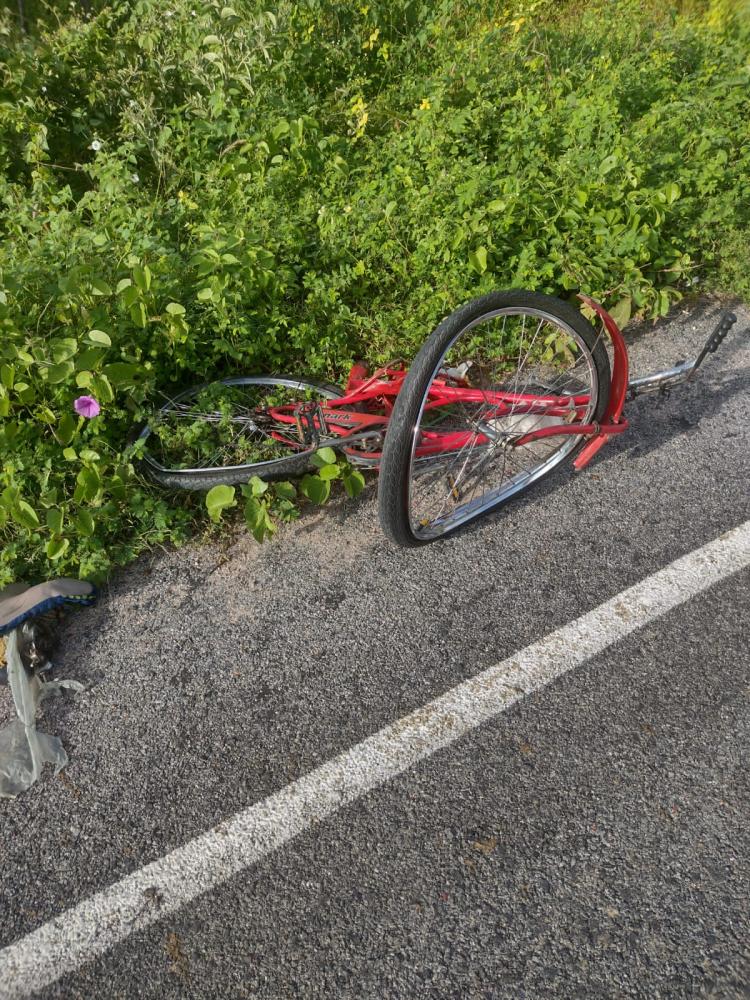 Bicicleta foi arremessada pelo impacto da batida 