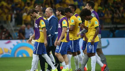 Jogadores da Seleção deixam o gramado após vexame histórico no Mineirão (ALEX SILVA/ESTADÃO CONTEÚDO)