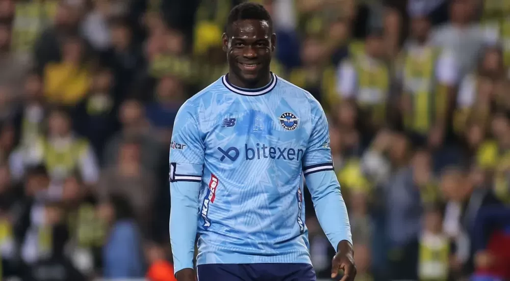 Balotelli em jogo do Campeonato Turco (Foto: Ahmad Mora/Getty Images)