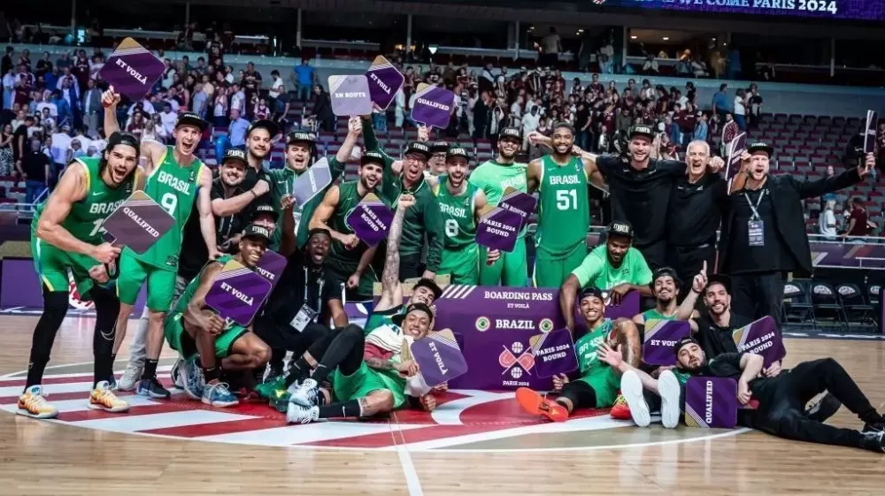 Seleção Brasileira de Basquete Masculino comemora a vaga conquistada para a Olimpíada de Paris (Divulgação/Fiba)