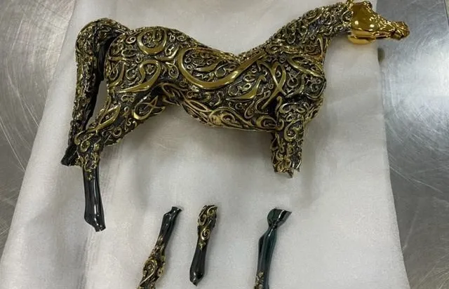 Imagens do cavalo com as patas quebradas. Item foi entregue pelos sauditas como presente (Crédito: Reprodução/Twitter Ministro Paulo Pimenta)