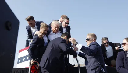 Donald Trump é retirado às pressas do palco após atentado (Anna Moneymaker/Getty Images)