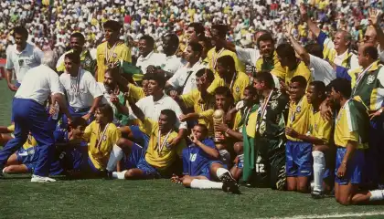 Elenco do Brasil celebrando a conquista do tetra após batalha contra Itália no Rose Bowl (Henri Szwarc/Bongarts/Getty Images)