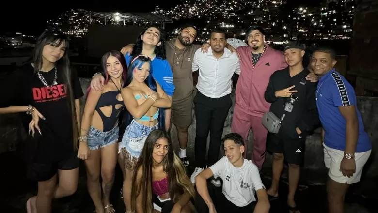 No Rio de Janeiro, influenciador cajazeirense Hytalo Santos, grava conteúdo e reúne milhares de fãs na Rocinha