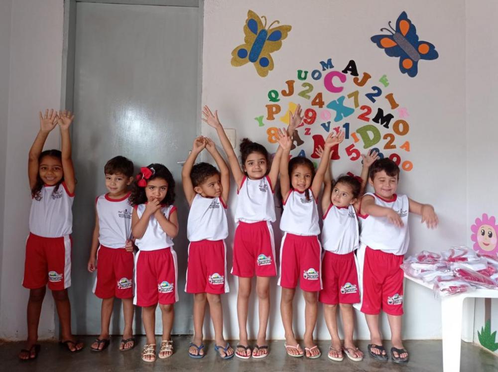 Prefeitura de Bernardino Batista entrega fardamento escolar para estudantes da rede municipal 