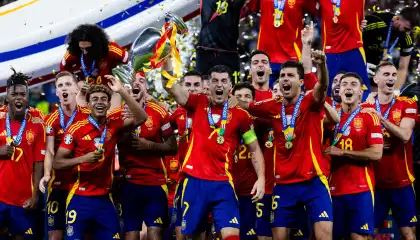 Seleção Espanhola levanta a taça da Eurocopa 2024 (Reprodução/X/Selección Española)