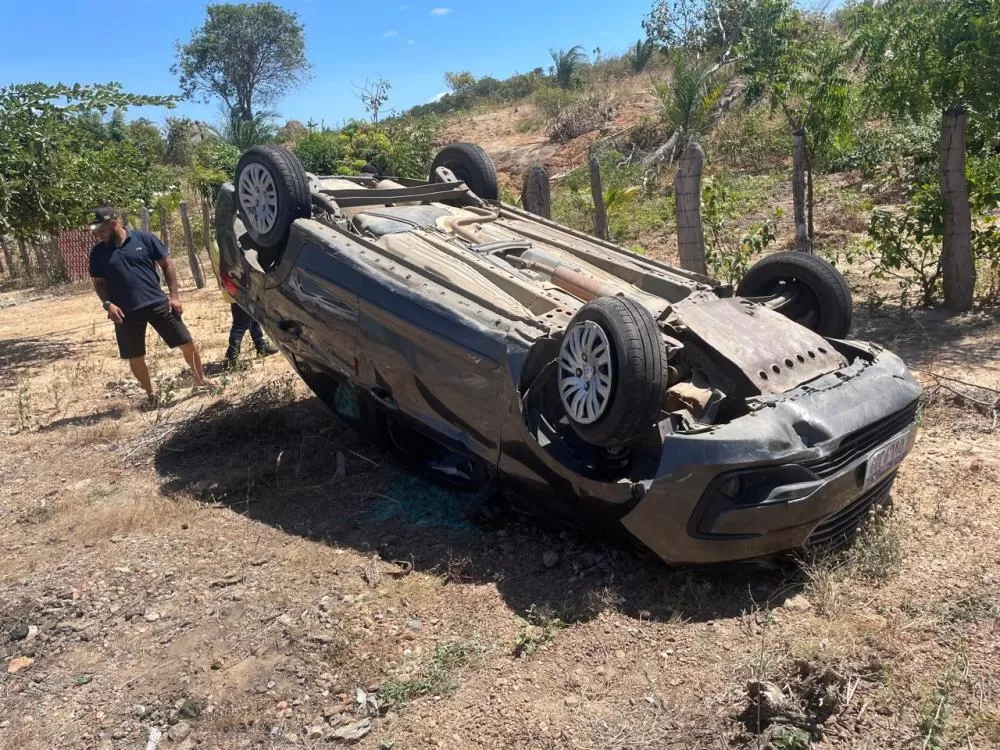Carro capota próximo a Monte Horebe