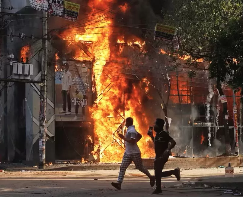 Primeira-ministra de Bangladesh renuncia e foge do país após protestos com 300 mortos, dizem Forças Armadas