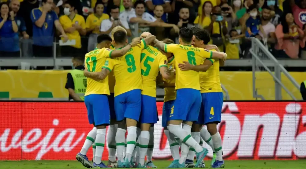 Jogadores da Seleção Brasileira comemoram terceiro gol marcado contra o Paraguai pelas eliminatórias para a Copa do Mundo (Reuters/Patricia Pinto)