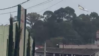 Imagem mostra momento da queda do avião (Crédito: Reprodução)