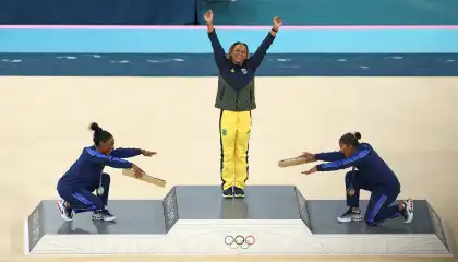 Rebeca Andrade conquista o ouro no solo e é reverenciada por dupla dos Estados Unidos (Elsa/Getty Images)
