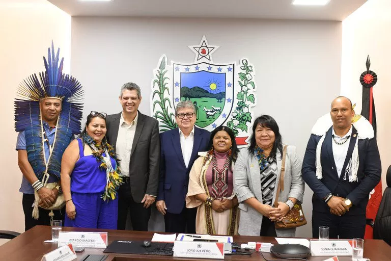 Ministros Márcio Macêdo e Sônia Guajajara se reúnem com João Azevêdo para tratar sobre demarcação de terras indígenas na Paraíba (Foto: Secom-PB)