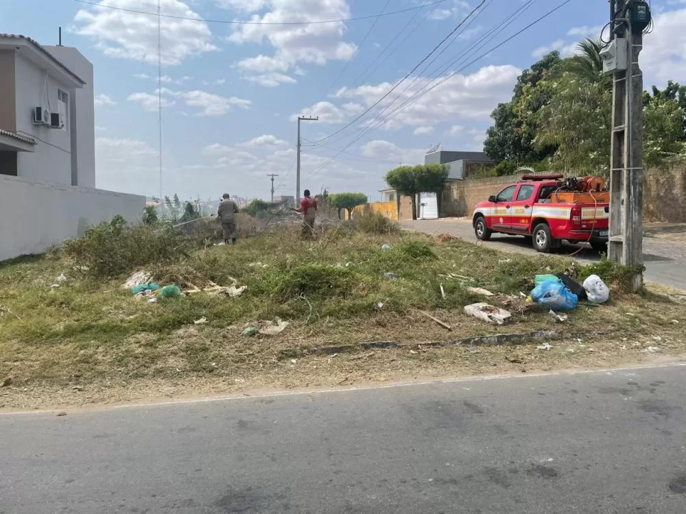 Bombeiros apagando incêndio no bairro Jardim Oásis em Cajazeiras-PB (Foto: Divulgação)