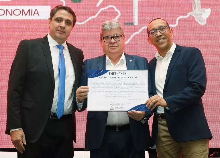 João Azevêdo destaca volume de obras no estado em congresso de Engenharia e recebe homenagem por investimentos na infraestrutura