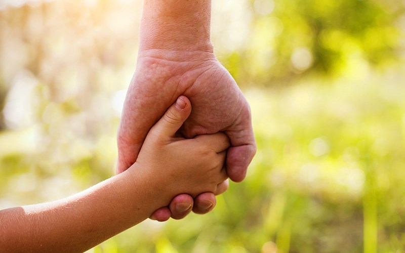 Por falta de cuidador escolar, aluno do Barro com limitações físicas fica sem aula e mãe se revolta 