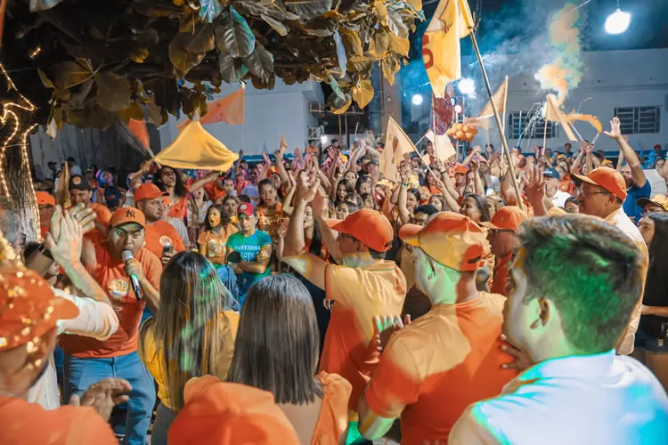 REPERCUTE: Padre Gilberto e Hionara inauguram comitê em Monte Horebe com adesivaço e grande apoio popular