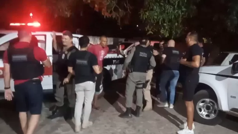 A dupla não reagiu a ação policial e com eles foi encontrada a moto que eles tinham roubado para fugir (Foto: Divulgação)