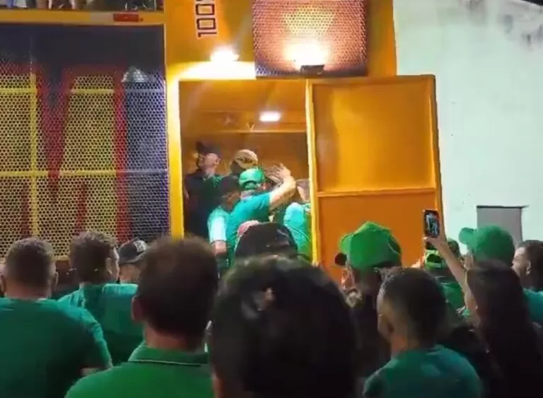 Na Paraíba, homem invade trio, toma microfone e empurra candidato a prefeito