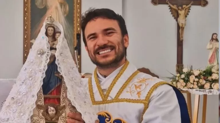 Padre morreu em acidente na BR-230. (Foto: Reprodução/Redes sociais/@pe.fabriciorodrigues)