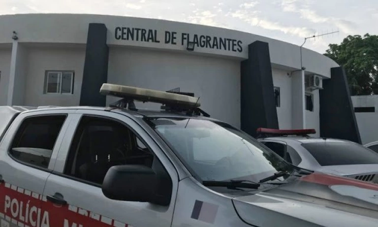 Prisão de homem a delegacia por embriaguez e desordem (Foto: Reprodução)