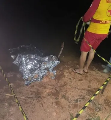 Bombeiros resgatam corpo de jovem que se afogou (Foto: Divulgação)