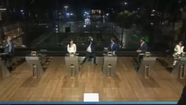 Novo ângulo aberto mostra Datena deixando púlpito e atacando Marçal com cadeira