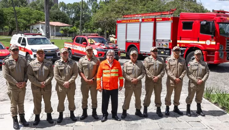 Governador João Azevêdo recebe bombeiros que irão combater incêndios no Pará (Foto: Francisco França/Governo da Paraíba)