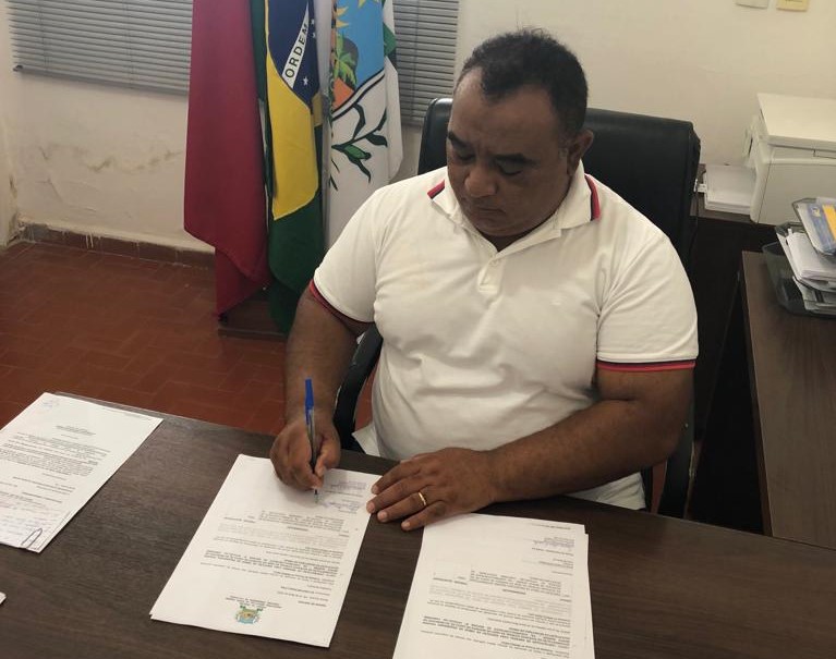 Prefeito de Monte Horebe assina ordem de serviços de pavimentação do Distrito de Santa Fé