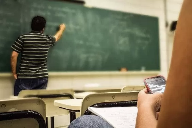 Senadores vão debater proibição de celulares em escolas