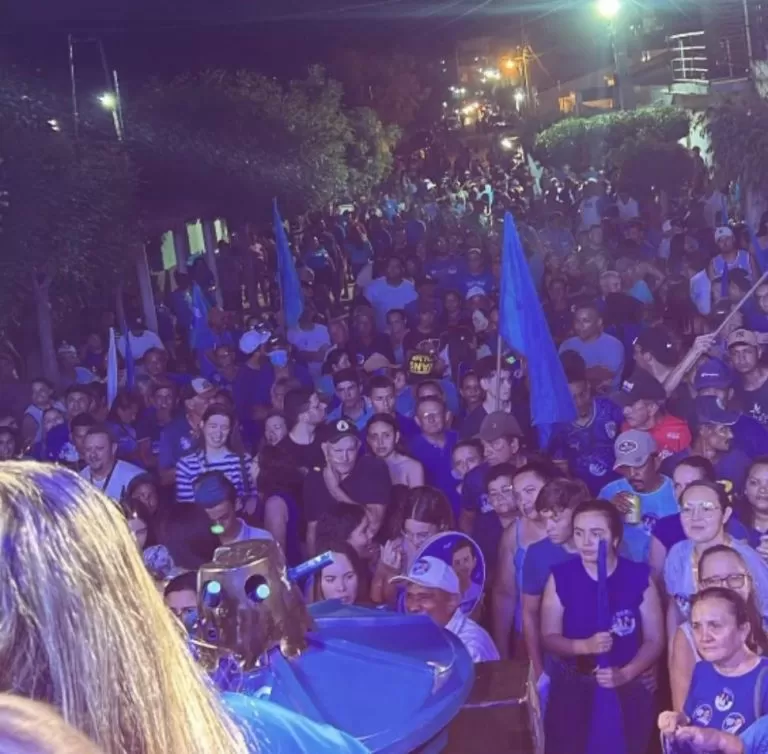 Com uma multidão nas ruas, Santa Helena vibra com o comício histórico de Corrinha Félix e Vera Neide