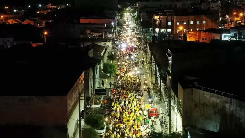 Dr. Pablo e Nil Mendes encerram campanha com grande passeata pelas ruas de Cajazeiras