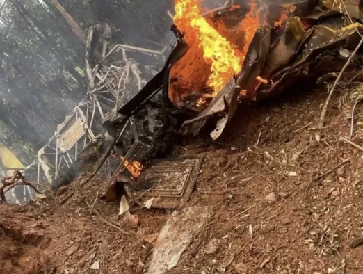 Imagem mostra aeronave em chamas; piloto morreu no local (Foto: Divulgação/CBMMG)