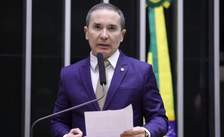 Projeto prevê derrubada de perfis de influenciadores digitais que façam promoção a jogos de azar não autorizados 