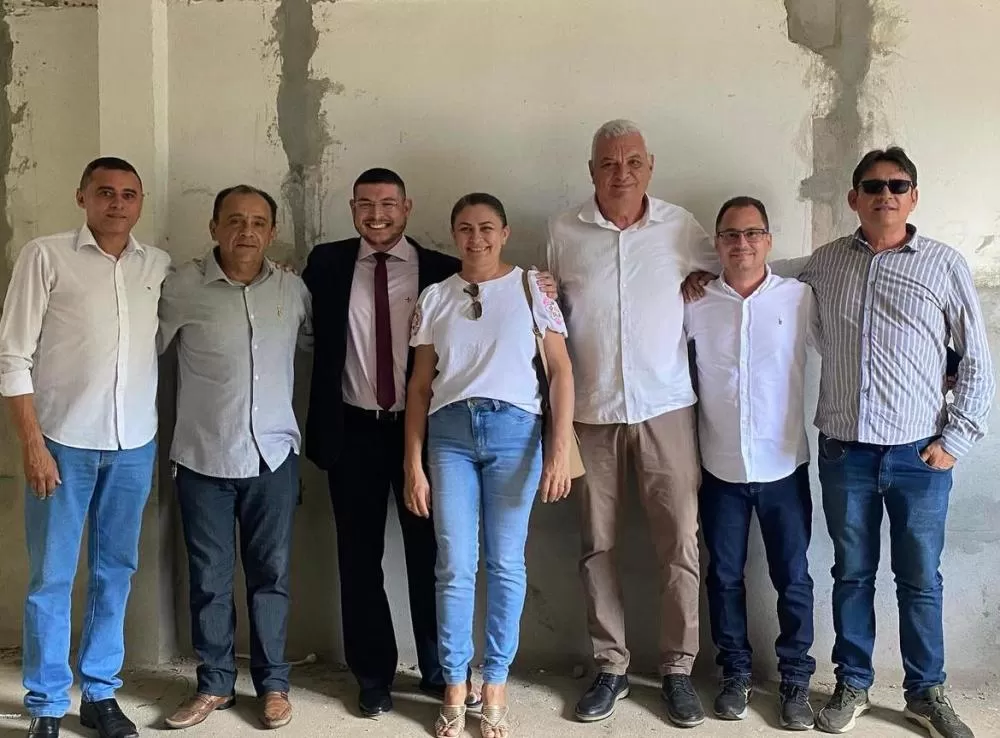 Presidente da Câmara do Barro acompanha trabalhos de reforma (Foto: Divulgação)