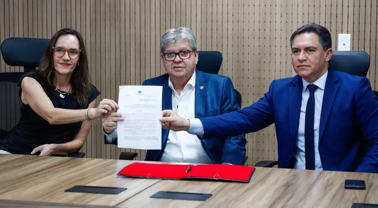 Governador João Azevêdo autoriza aumento na bonificação (Foto: Francisco França)