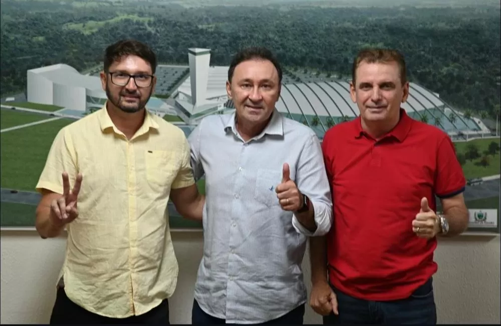 Ao lado do prefeito eleito de Carrapateira, Chico Mendes tem audiência com o secretário Deusdete Queiroga e discute obras hídricas para o município